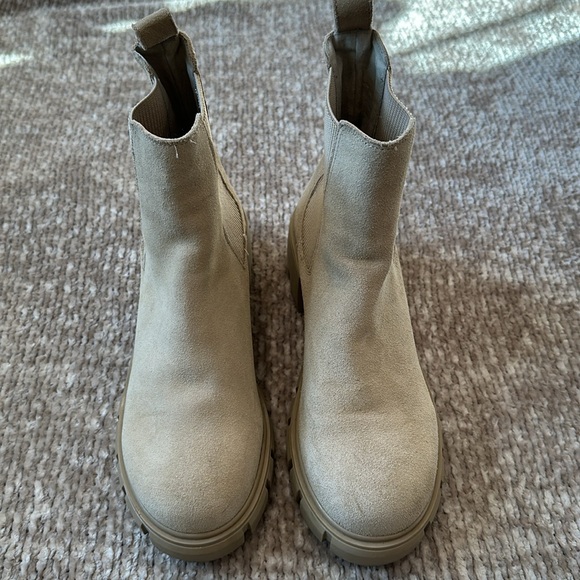 Steve Madden Hola Chelsea Lug Boots - Picture 4 of 12